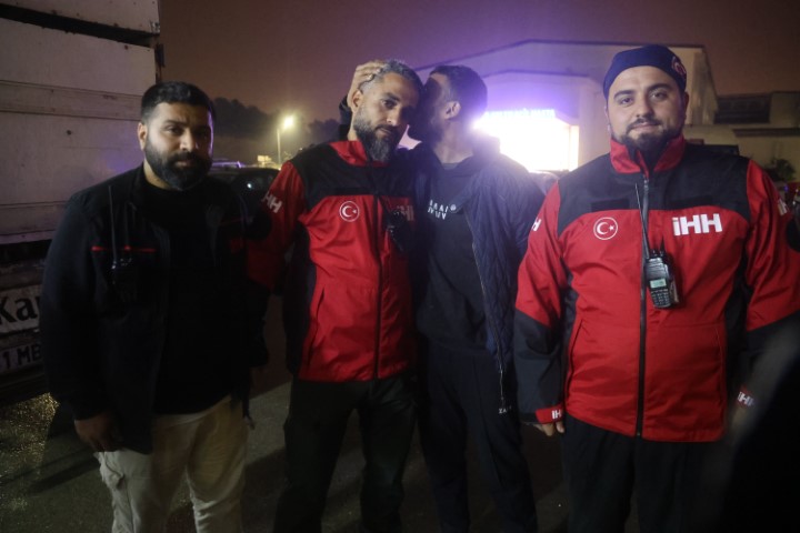 Evladını bulan arama kurtarma görevlisinin alnından öpen baba: 