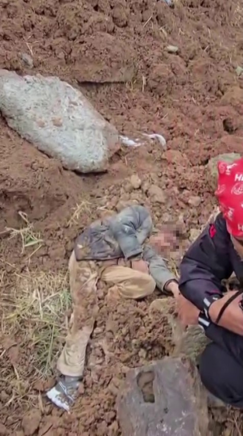 Evladını bulan arama kurtarma görevlisinin alnından öpen baba: