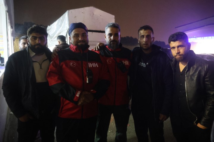 Evladını bulan arama kurtarma görevlisinin alnından öpen baba: