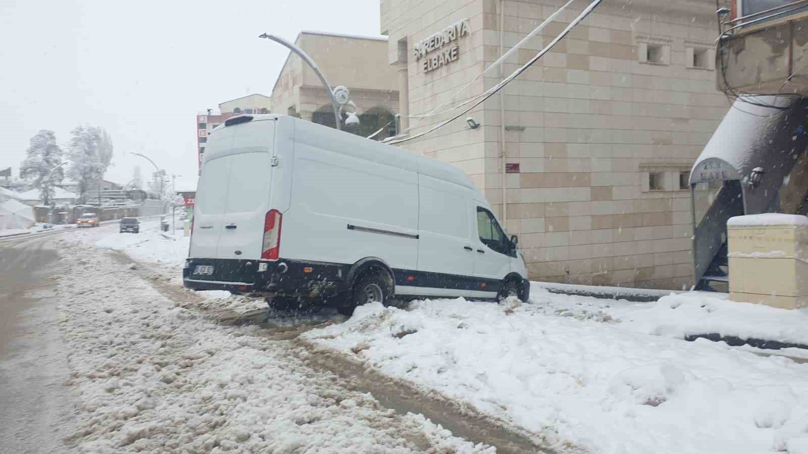 Başkale&rsquo;de ara&ccedil;lar kara g&ouml;m&uuml;ld&uuml;: 11 yerleşim yerinin yolu ulaşıma kapandı
