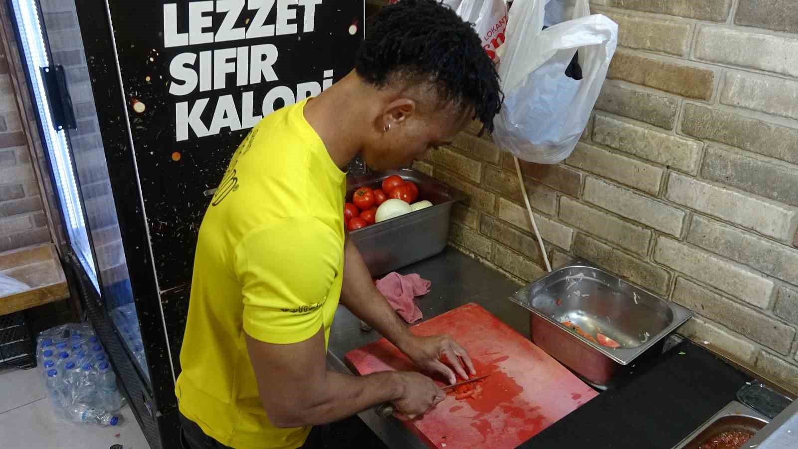 Siirt&rsquo;te yemek servisleri Nijeryalı Micheal&rsquo;den
