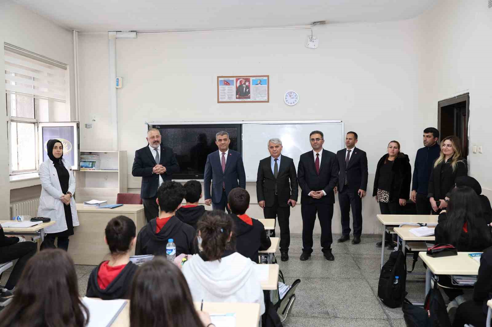 Genel M&uuml;d&uuml;rden mezun olduğu okula anlamlı
