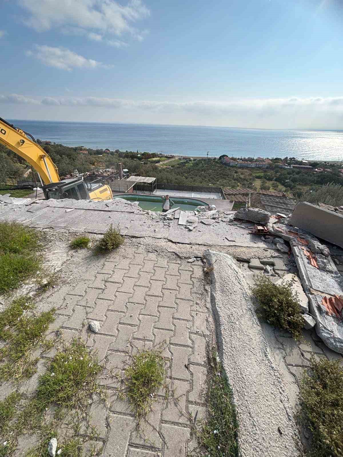 Ayvacık’ta 66 kaçak yapı yıkıldı