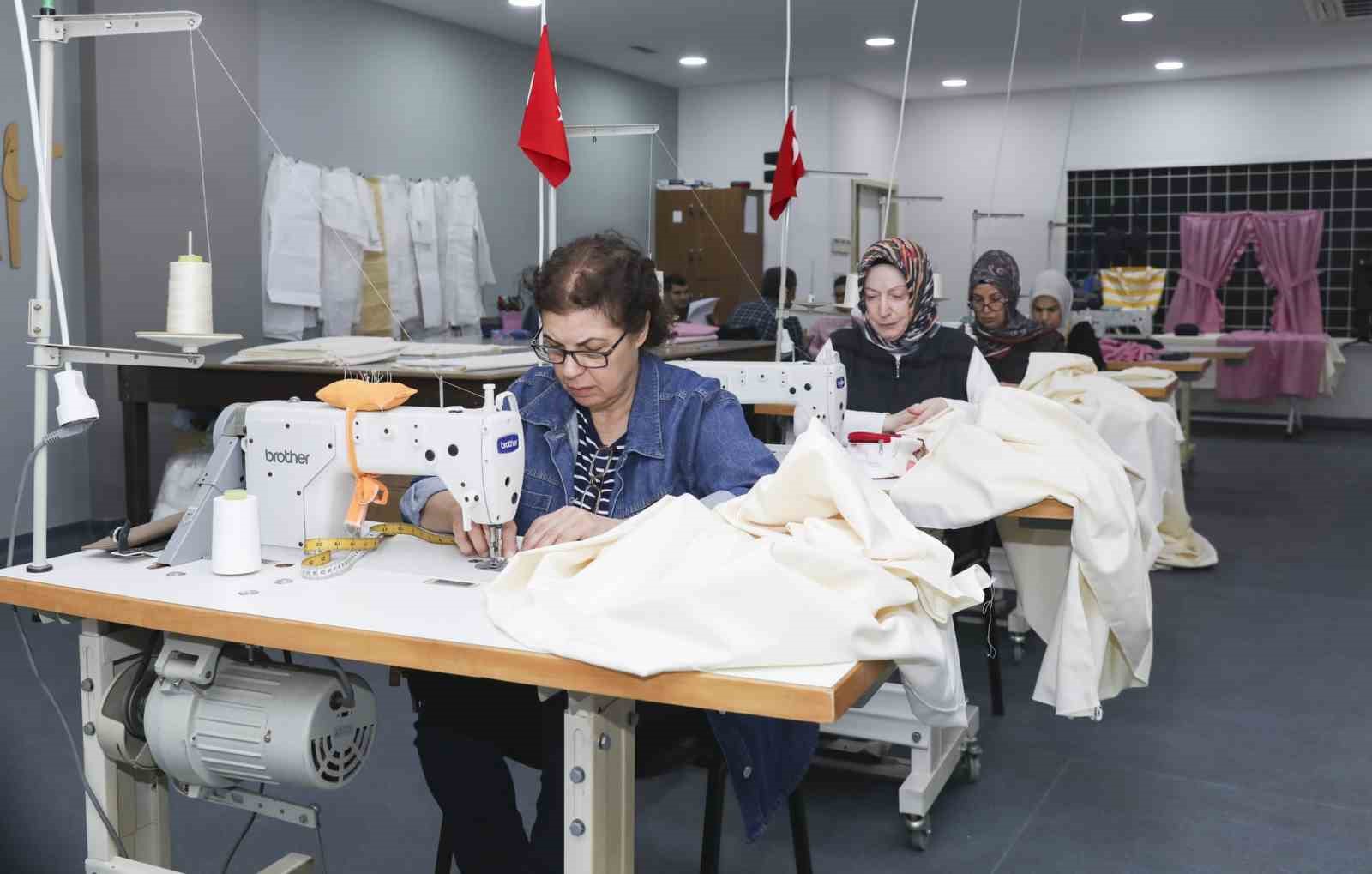 Mersin&rsquo;de &ouml;zel birey anneleri dikiş kursunda hem &uuml;retiyor hem sosyalleşiyor
