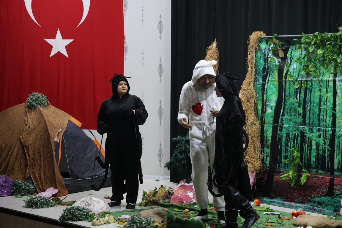 Kartepe’de "Karınca Kararınca" oyunu sahnelendi