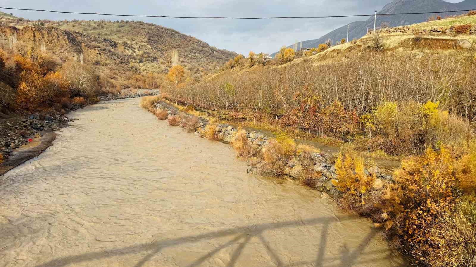 Şırnak&rsquo;ta yağış sonrası Hezil &Ccedil;ayı coştu, suyun debisi y&uuml;kseldi

