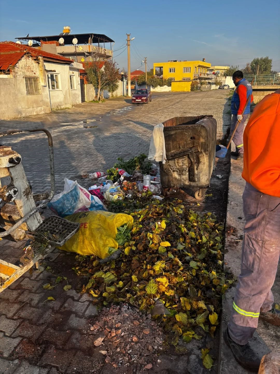 &Ccedil;&ouml;p konteynerleri il&ccedil;e kanalına atıldı, belediye hukuki s&uuml;re&ccedil; başlatacak
