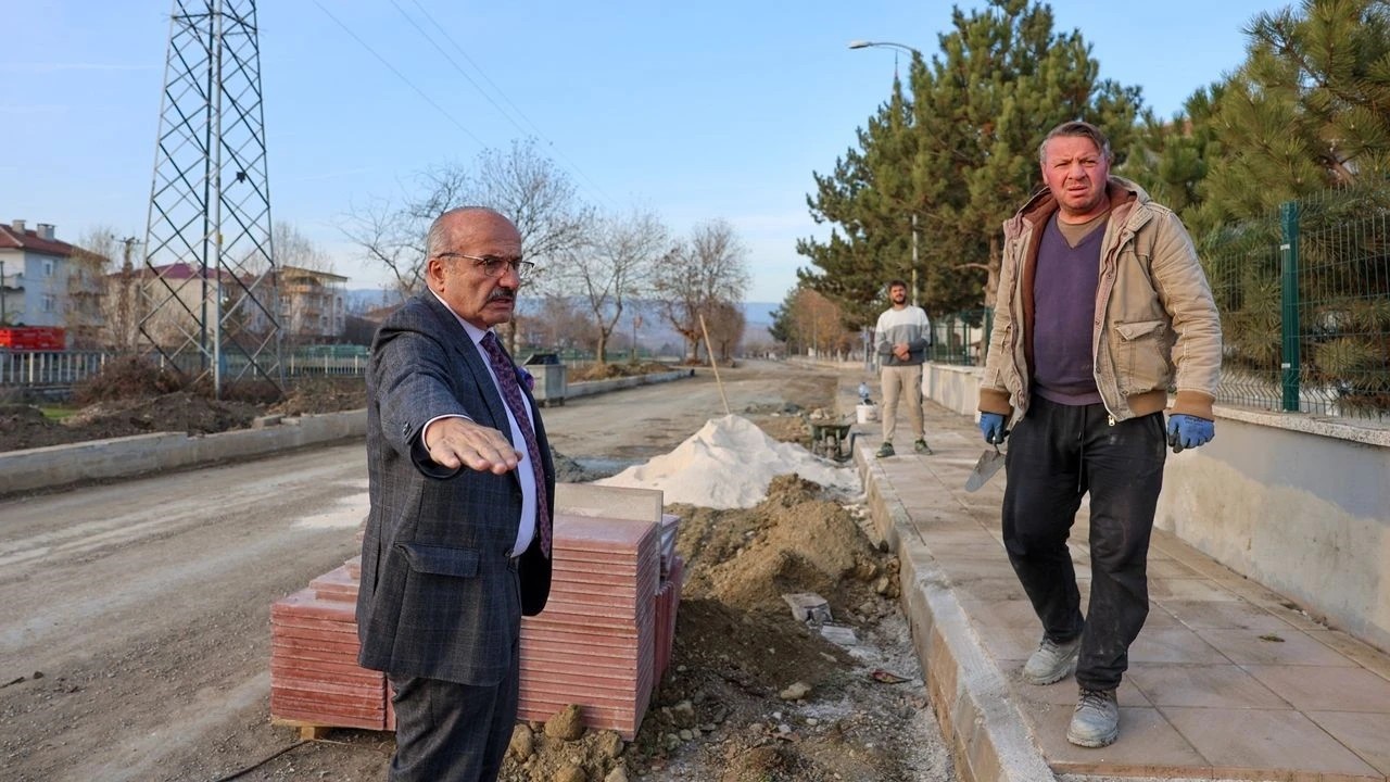 Taşköprü Belediyesi, yol yapım ve çevre düzenleme çalışmalarına aralıksız devam ediyor