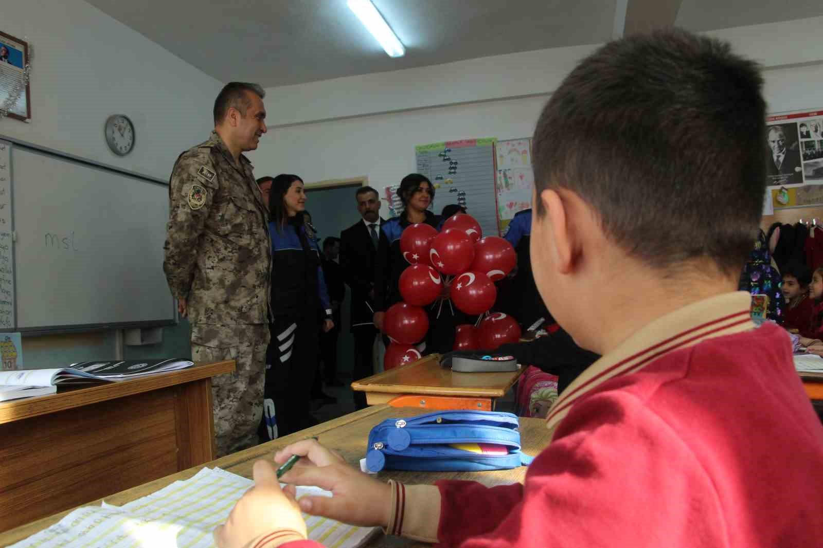Şırnak Emniyet Müdürü Sazak’tan öğrencilere sürpriz
