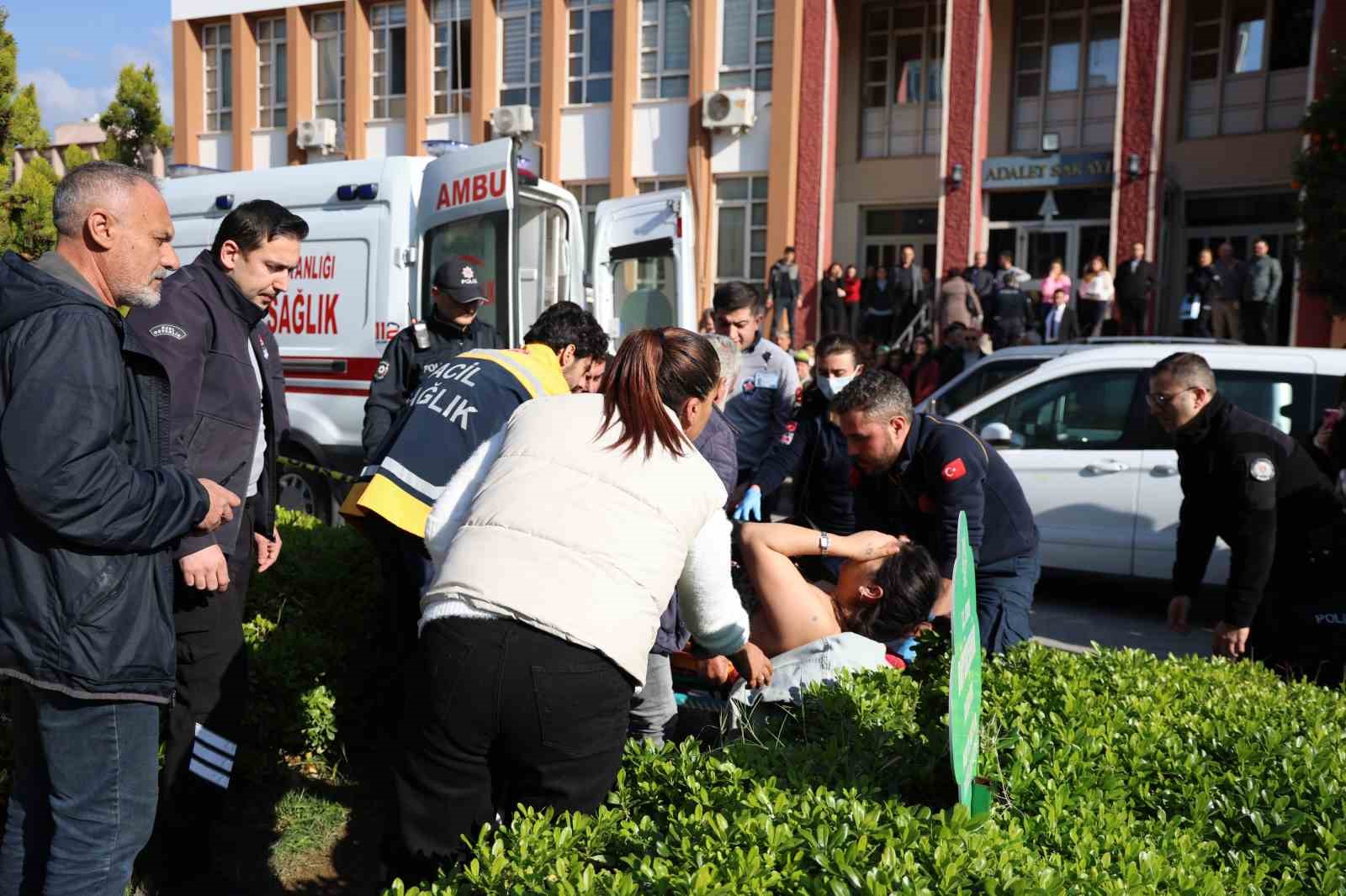 Boşanma duruşmasından çıktı, eşini sırtından bıçakladı