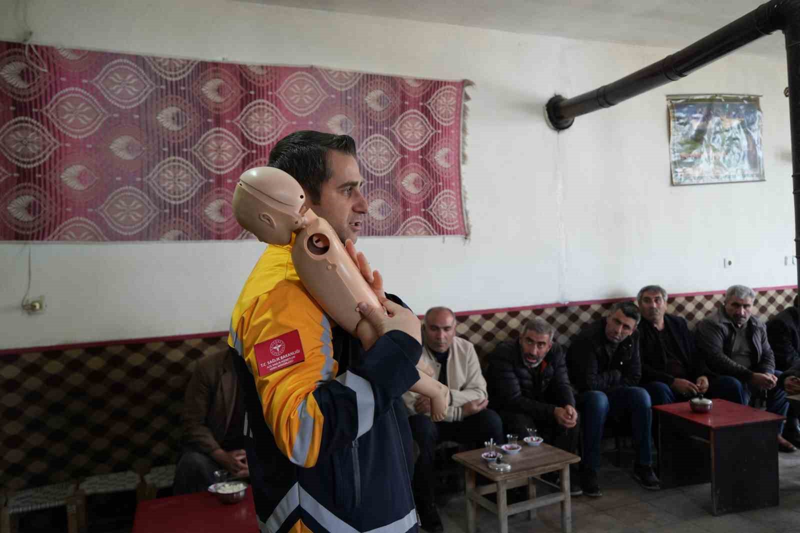 Sağlık ekipleri dağ köylerini tek tek gezerek ilk yardım eğitimi veriyor