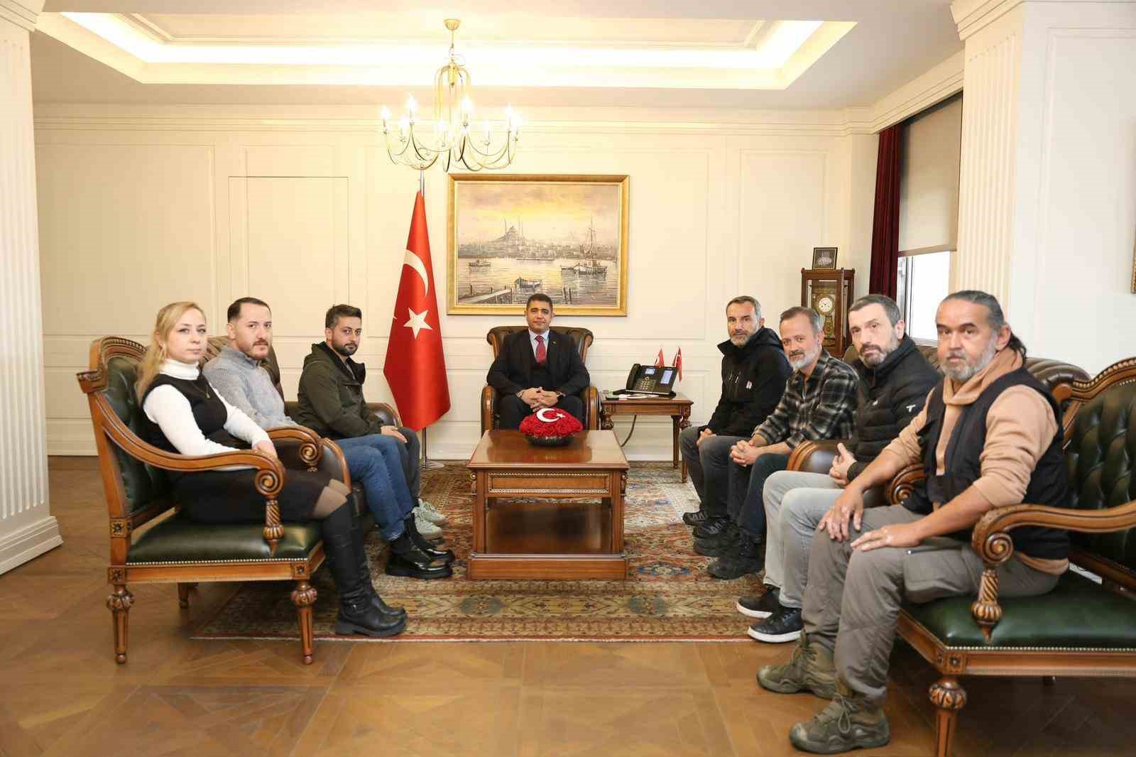 Gazeteciler, D&uuml;zce&rsquo;nin il olduğu g&uuml;n&uuml;n Resmi Gazetesi&rsquo;ni Vali Aslan&rsquo;a hediye etti
