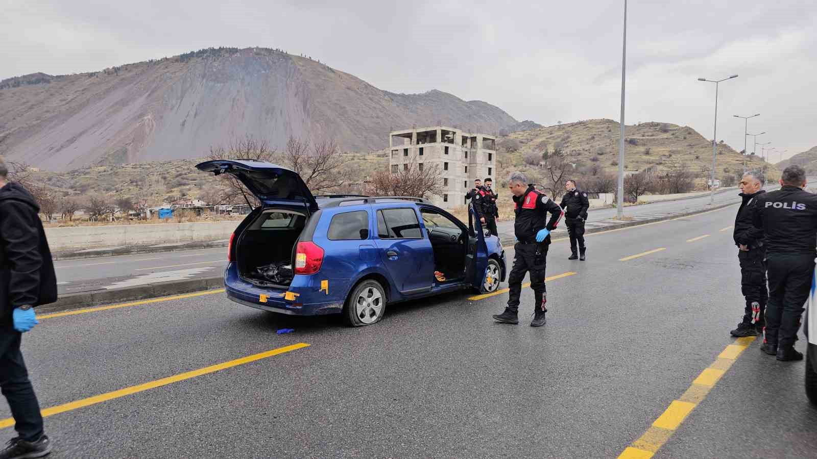 Kayseri&rsquo;de 3 polis aracına &ccedil;arparak ka&ccedil;an ş&uuml;pheli ara&ccedil; lastiklerine ateş edilerek yakalandı
