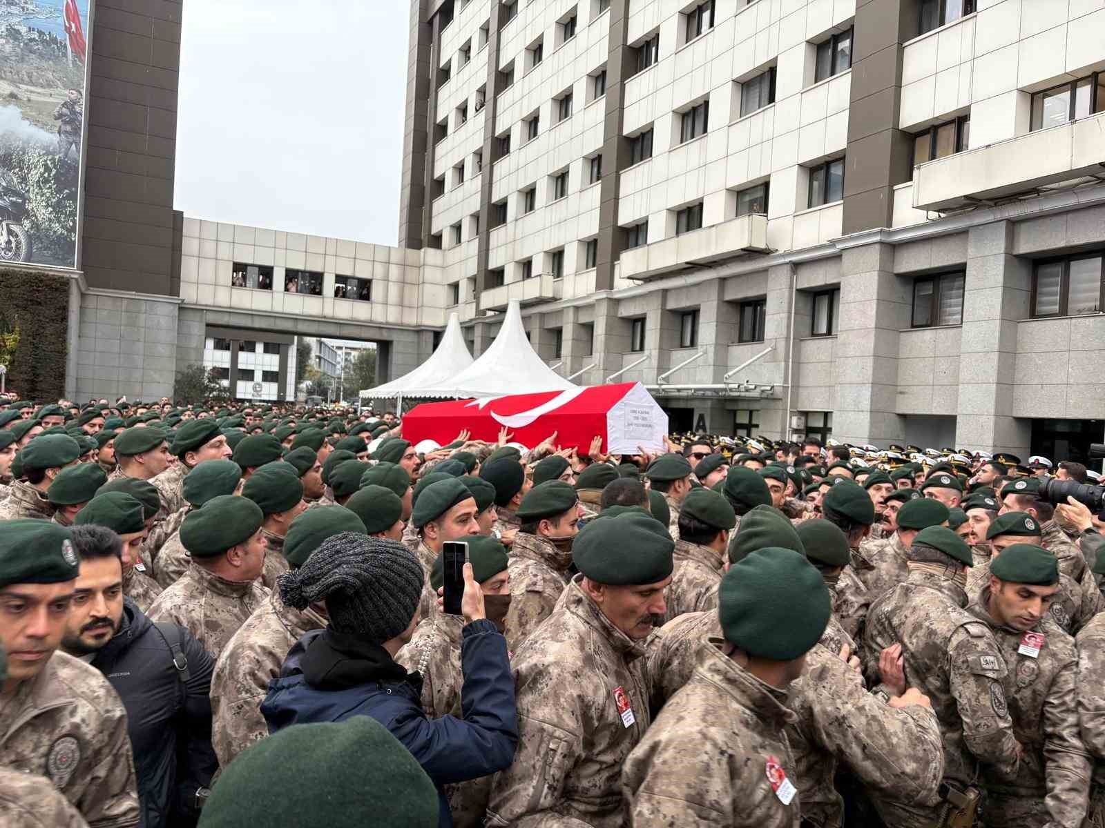 Şehit polis memuru Emre Albayrak i&ccedil;in İstanbul İl Emniyet M&uuml;d&uuml;rl&uuml;ğ&uuml;nde t&ouml;ren d&uuml;zenlendi
