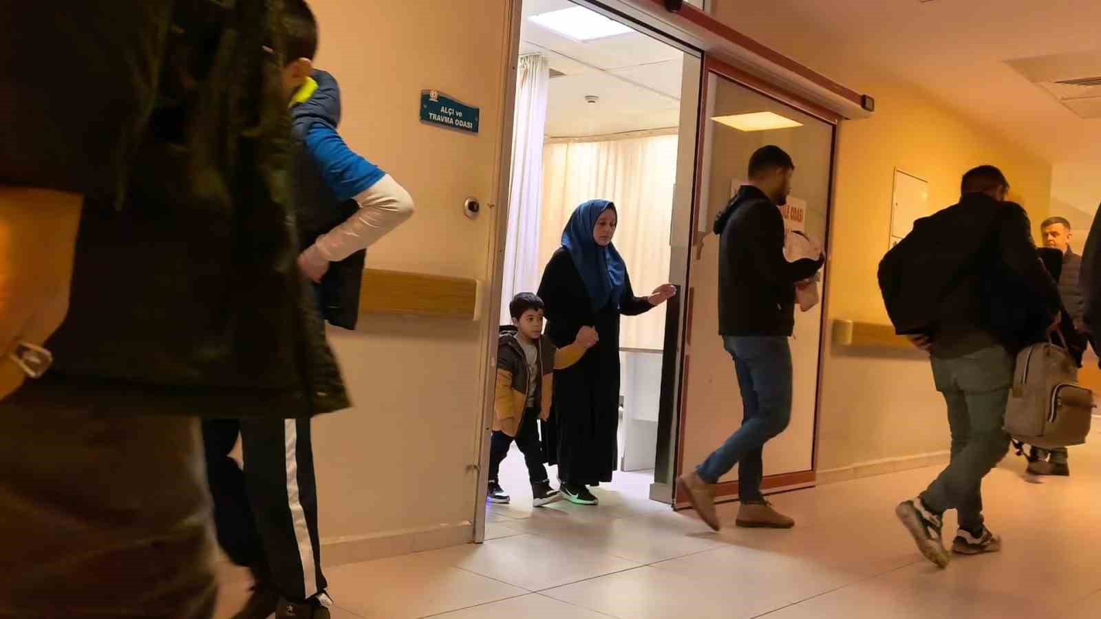 Yoldan &ccedil;ıkan otomobil ağaca &ccedil;arptı: 2&rsquo;si &ccedil;ocuk 4 kişi yaralandı
