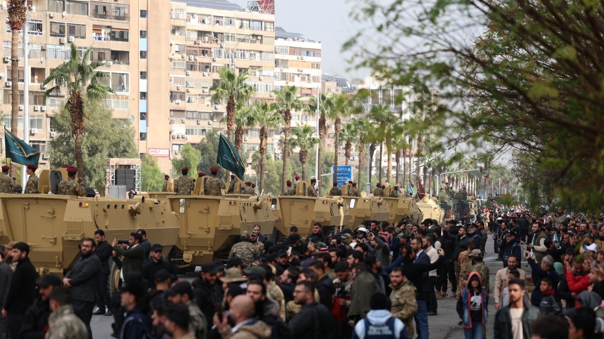 Suriye&rsquo;de Esad&rsquo;ın devrilmesinin yıl d&ouml;n&uuml;m&uuml;nde yeni ordudan askeri ge&ccedil;it t&ouml;reni