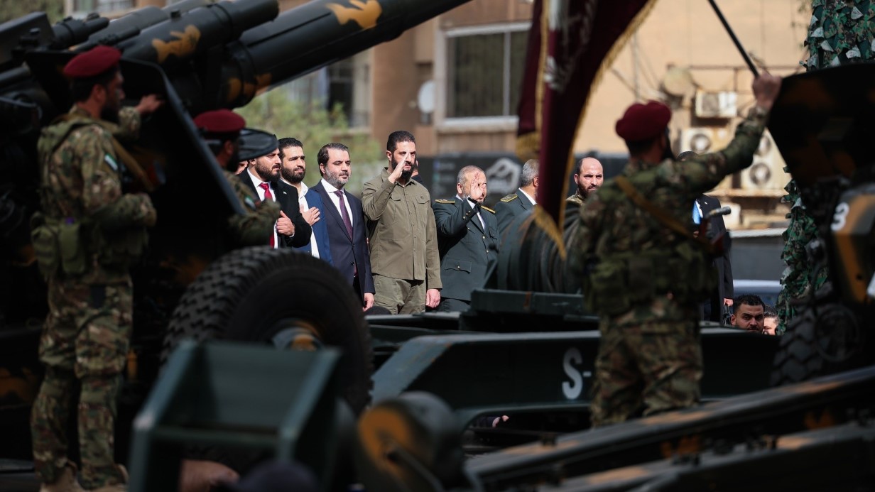 Suriye&rsquo;de Esad&rsquo;ın devrilmesinin yıl d&ouml;n&uuml;m&uuml;nde yeni ordudan askeri ge&ccedil;it t&ouml;reni