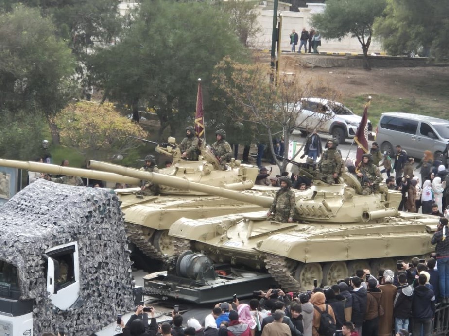 Suriye&rsquo;de Esad&rsquo;ın devrilmesinin yıl d&ouml;n&uuml;m&uuml;nde yeni ordudan askeri ge&ccedil;it t&ouml;reni