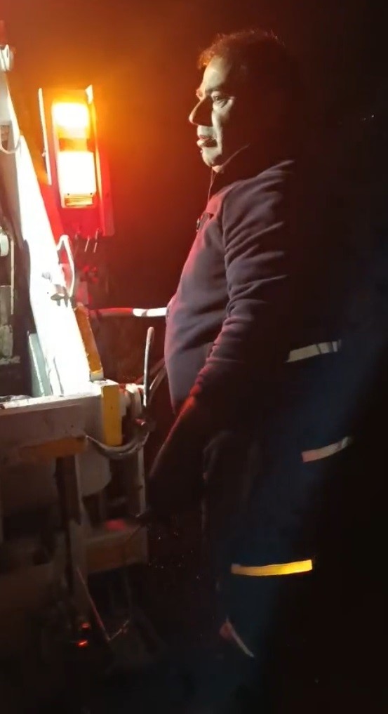 Kediyi poşete koyup çöpe attılar
