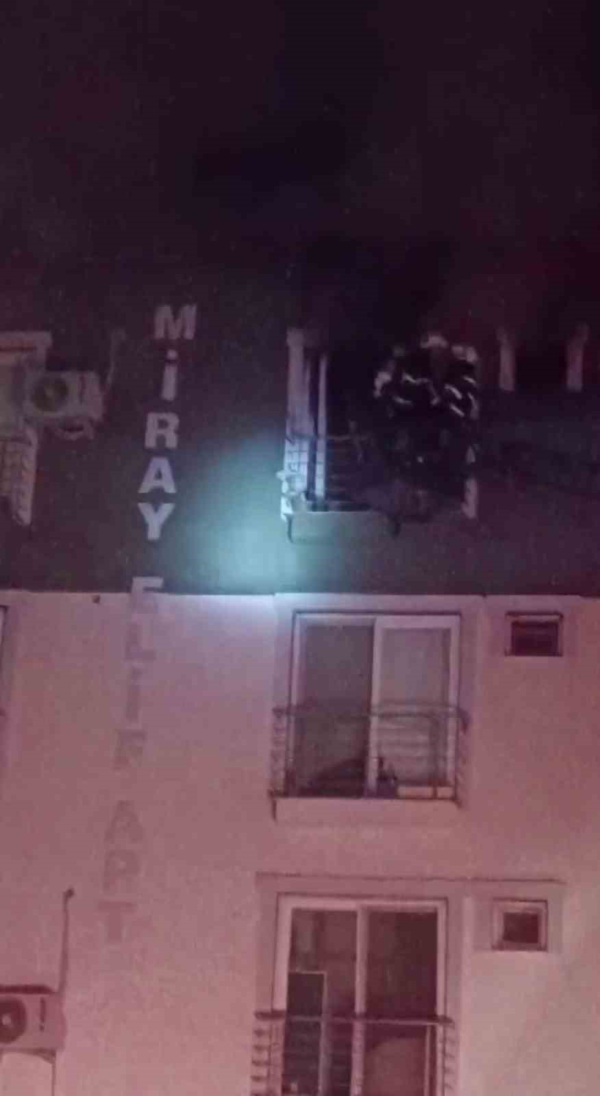 Elektrik kontağından &ccedil;ıkan yangında alevlere teslim olan ev kullanılmaz hale geldi
