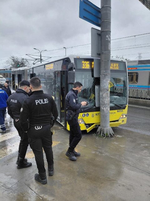 Sultangazi’de yola dökülen akaryakıt kazalara neden oldu: İETT otobüsü direğe çarptı