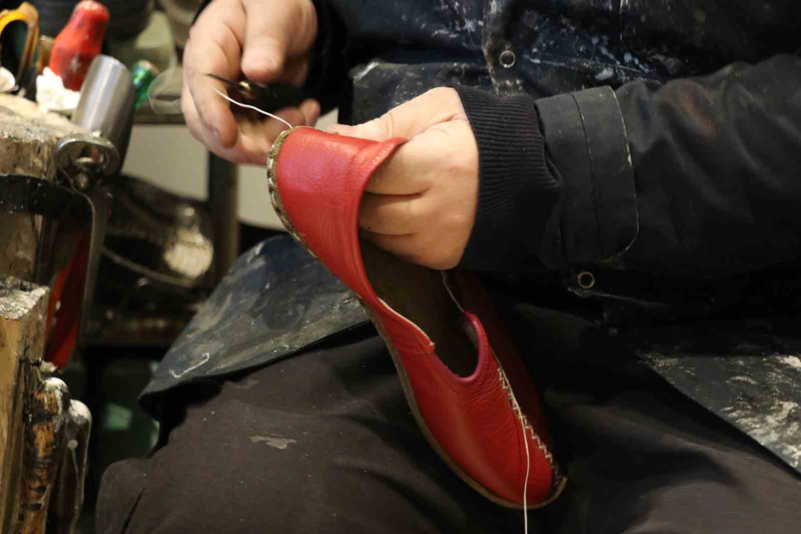 38 yıldır ilmek ilmek işleyerek mesleğini yaşatmaya &ccedil;alışıyor
