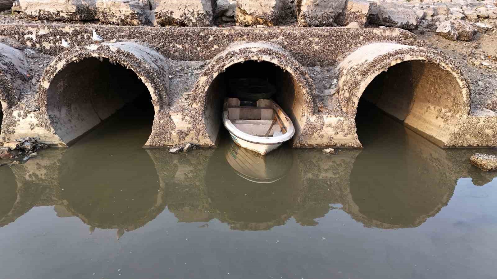 İstanbul&rsquo;da kuraklığın en net g&ouml;r&uuml;nt&uuml;s&uuml;: Barajdaki su seviyesi d&uuml;ş&uuml;nce eski k&ouml;y evleri ortaya &ccedil;ıktı
