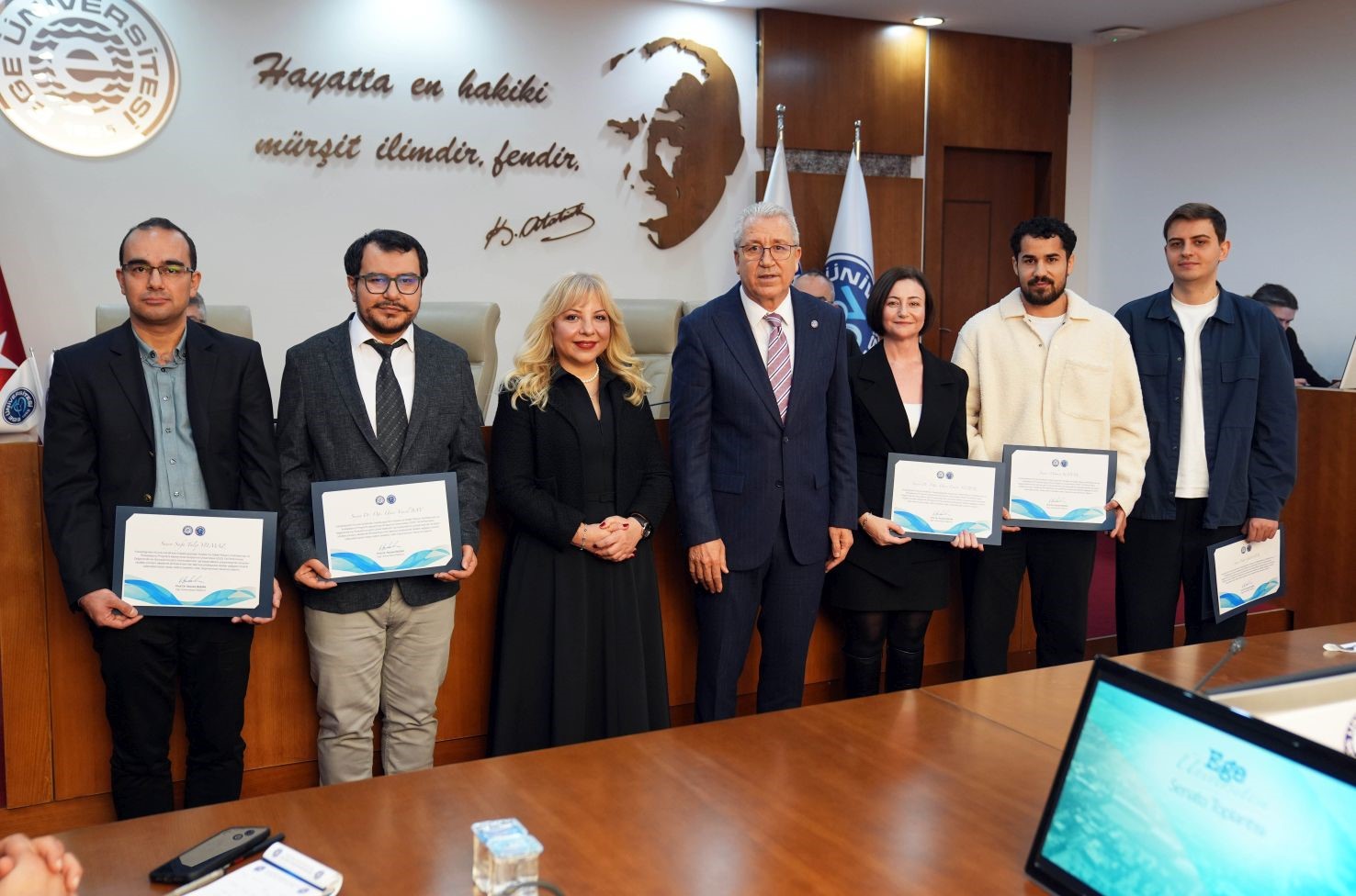 E&Uuml; Senatosu&rsquo;nda gururlandıran başarı pastayla kutlandı
