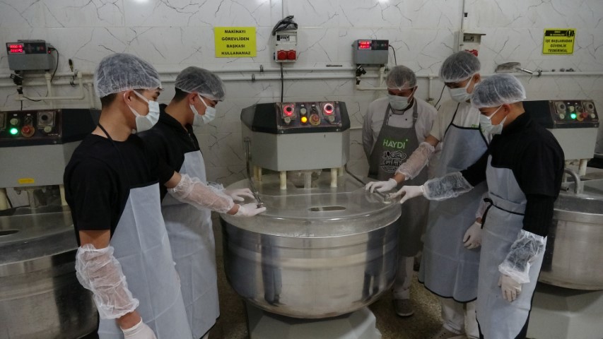 Fabrika gibi çalışan lisenin yıllık cirosu 1,5 milyon