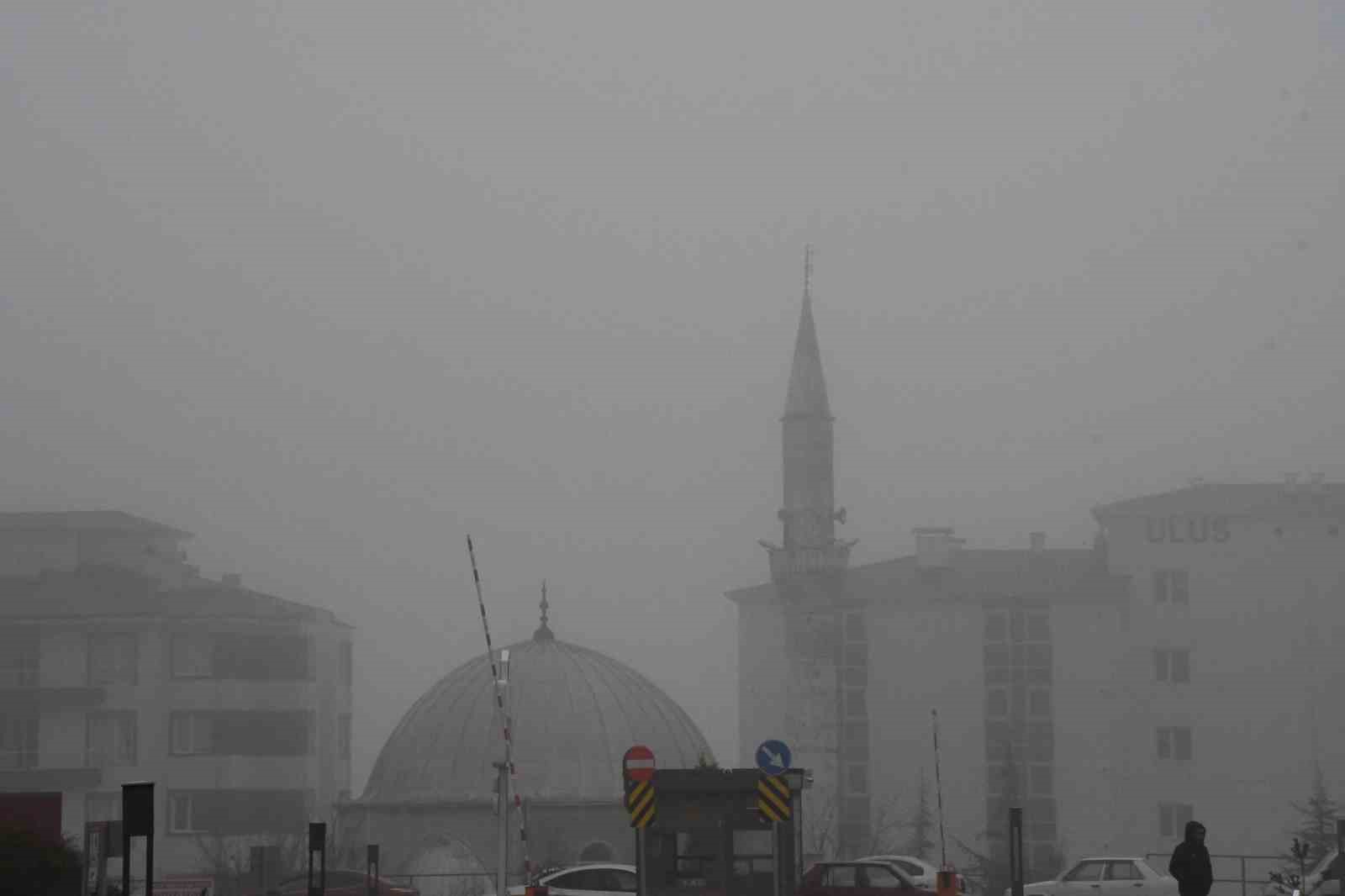 Yozgat&rsquo;ta sis etkili oldu, g&ouml;r&uuml;ş mesafesi d&uuml;şt&uuml;
