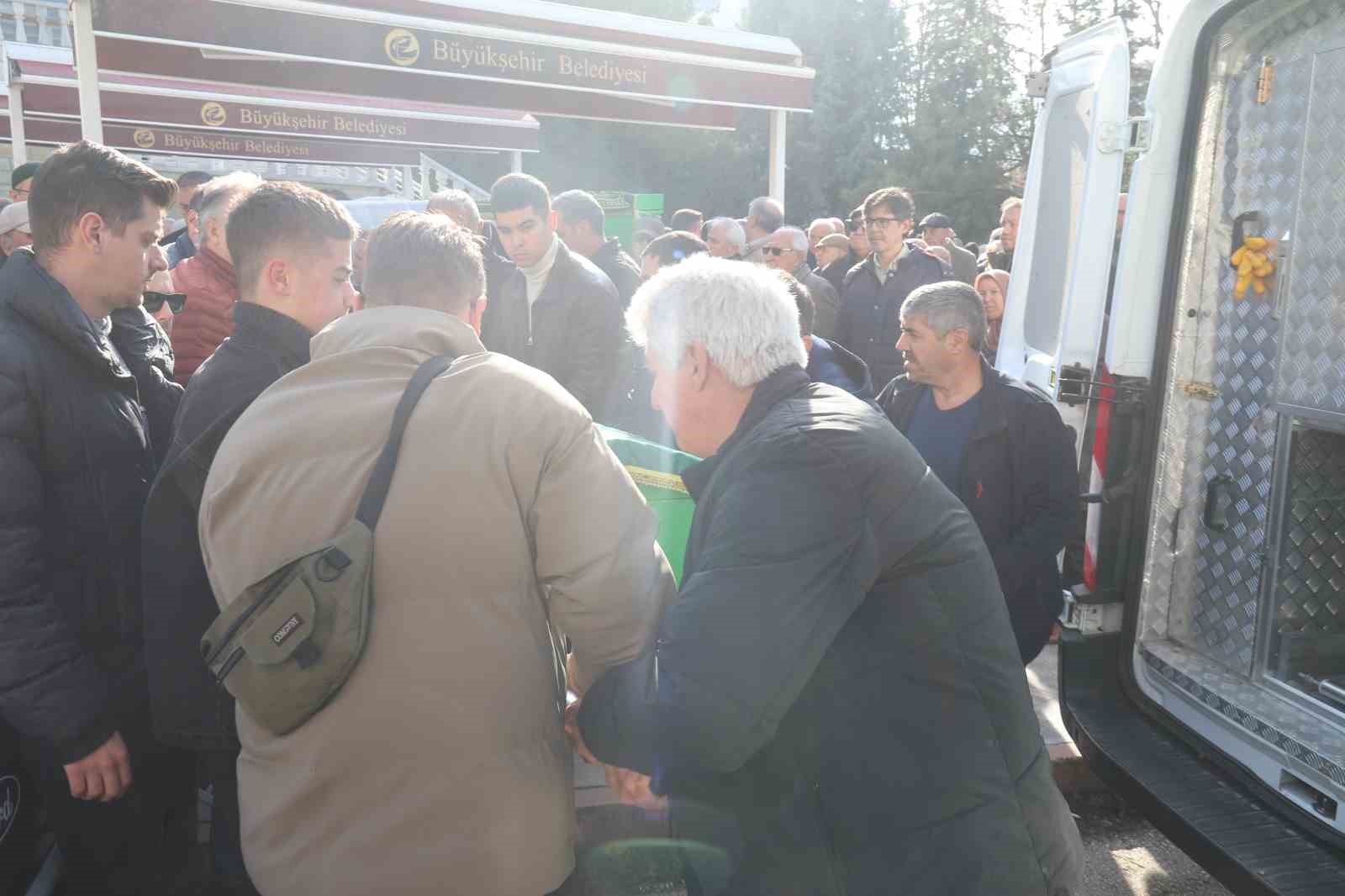 Ünlü oyuncu Burcu Özberk’in dedesi son yolculuğuna uğurlandı