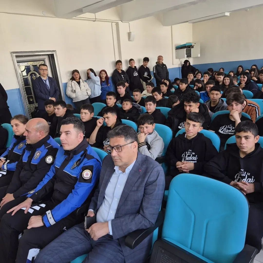 Polisten lise &ouml;ğrencilerine y&ouml;nelik eğitim
