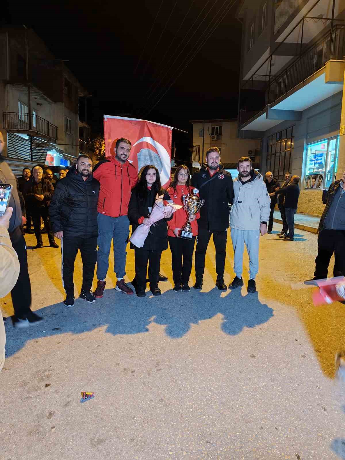 D&uuml;nya şampiyonu Zehra&rsquo;yı mahalle sakinleri t&ouml;renle karşıladı
