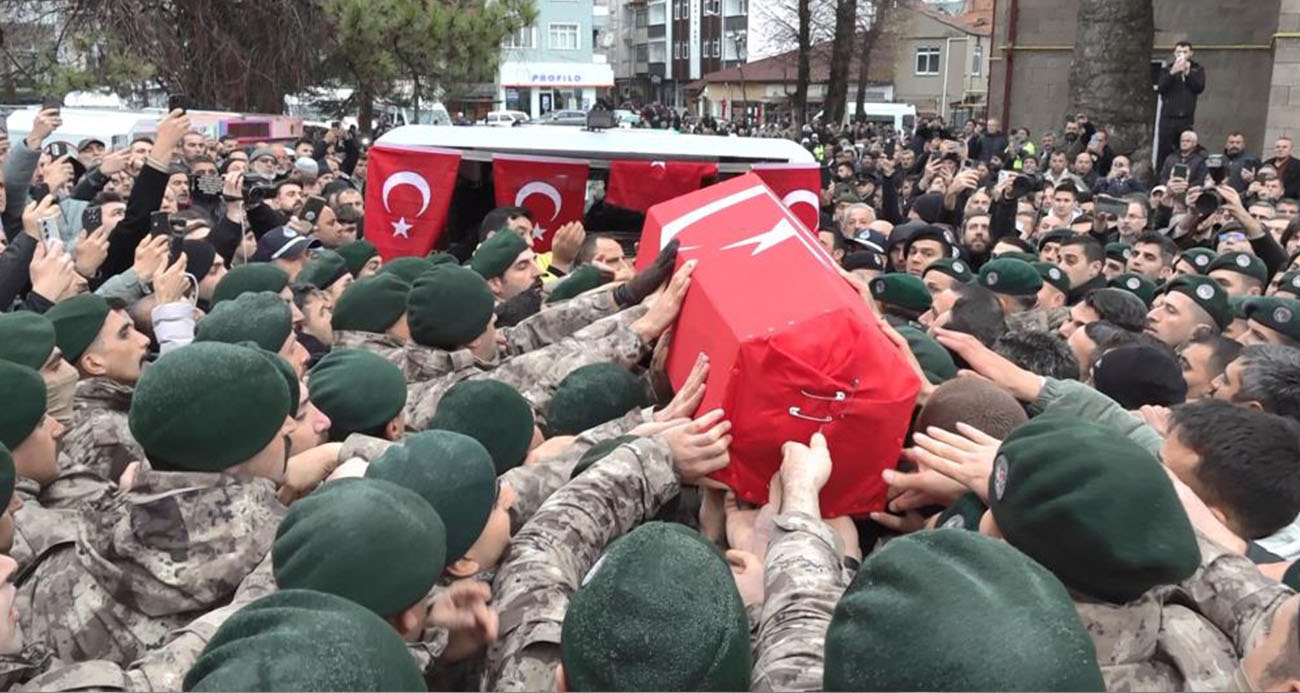 Samsunlu şehit polis, g&ouml;rev arkadaşlarının omzunda dualarla uğurlandı