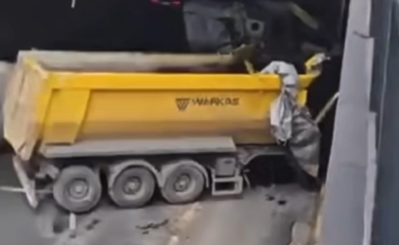 Kontrolden &ccedil;ıkan hafriyat kamyonu başka bir araca ve alt ge&ccedil;ide &ccedil;arptı
