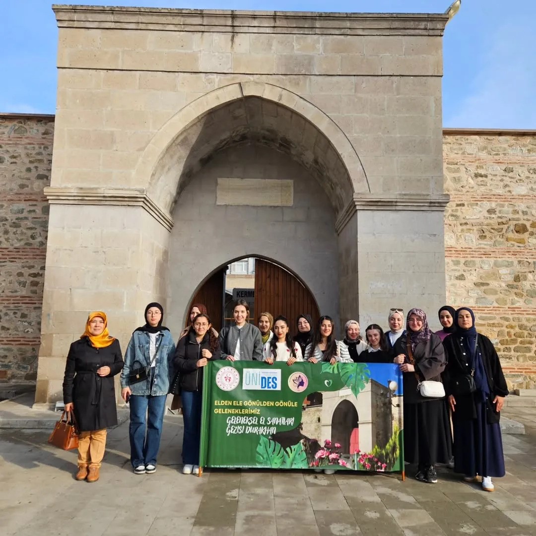 &Uuml;niversiteli gen&ccedil;ler Sinop&rsquo;un k&uuml;lt&uuml;rel değerlerini yerinde keşfetti

