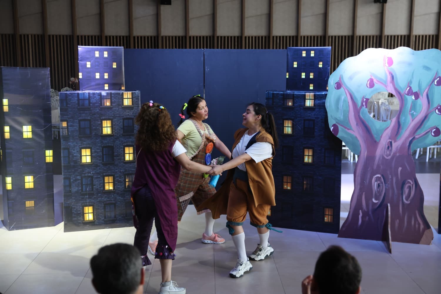 Dünyadaki Son Çiçek oyunu miniklerden büyük beğeni topladı
