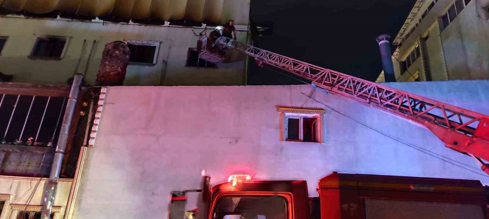 Van&rsquo;da otel restoranındaki yangının boyutu g&uuml;n ağarınca ortaya &ccedil;ıktı
