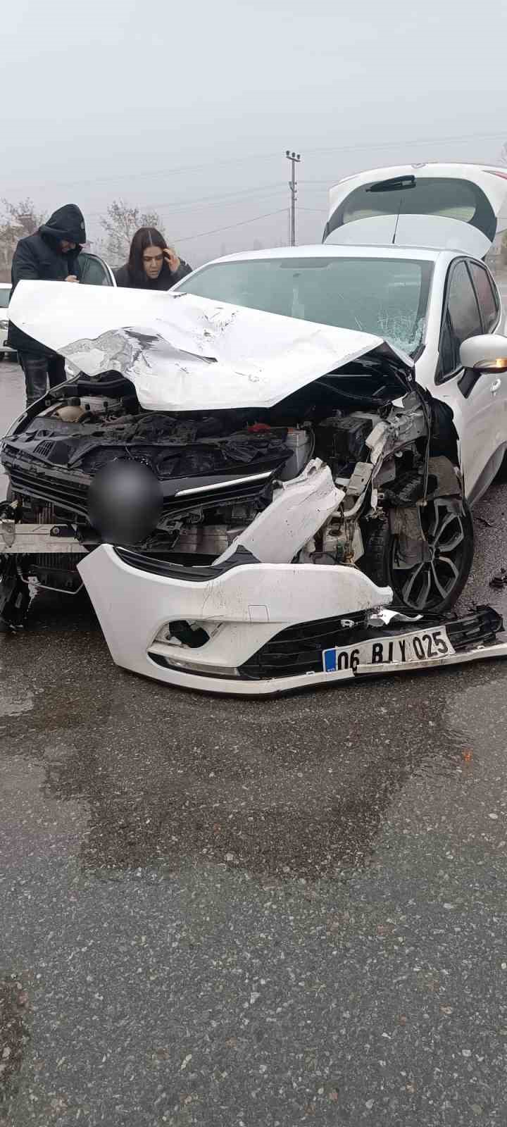 Muş-Bitlis kara yolunda 2 otomobil &ccedil;arpıştı: 3 yaralı
