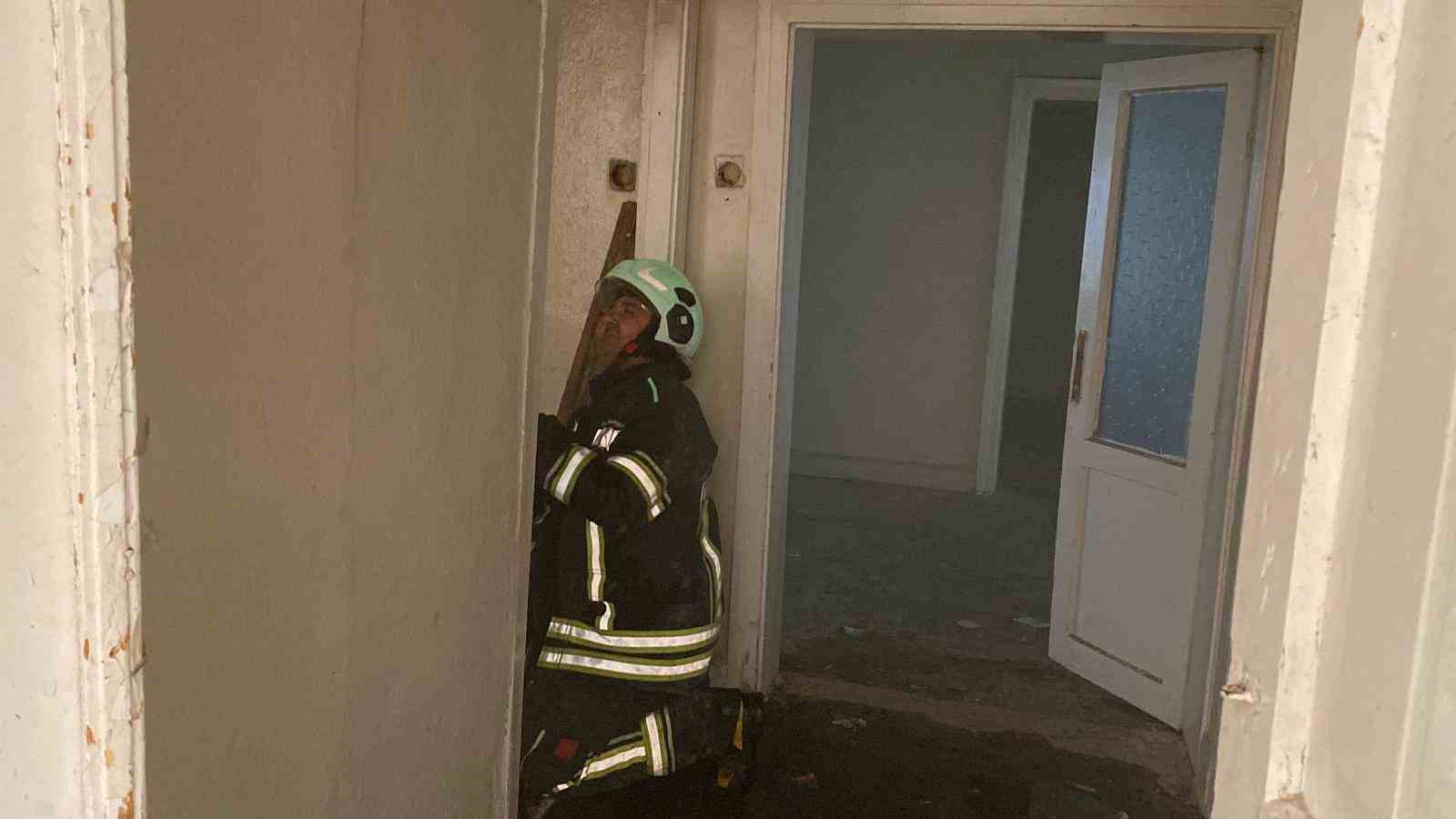 Elazığ&rsquo;da metruk binada yangın
