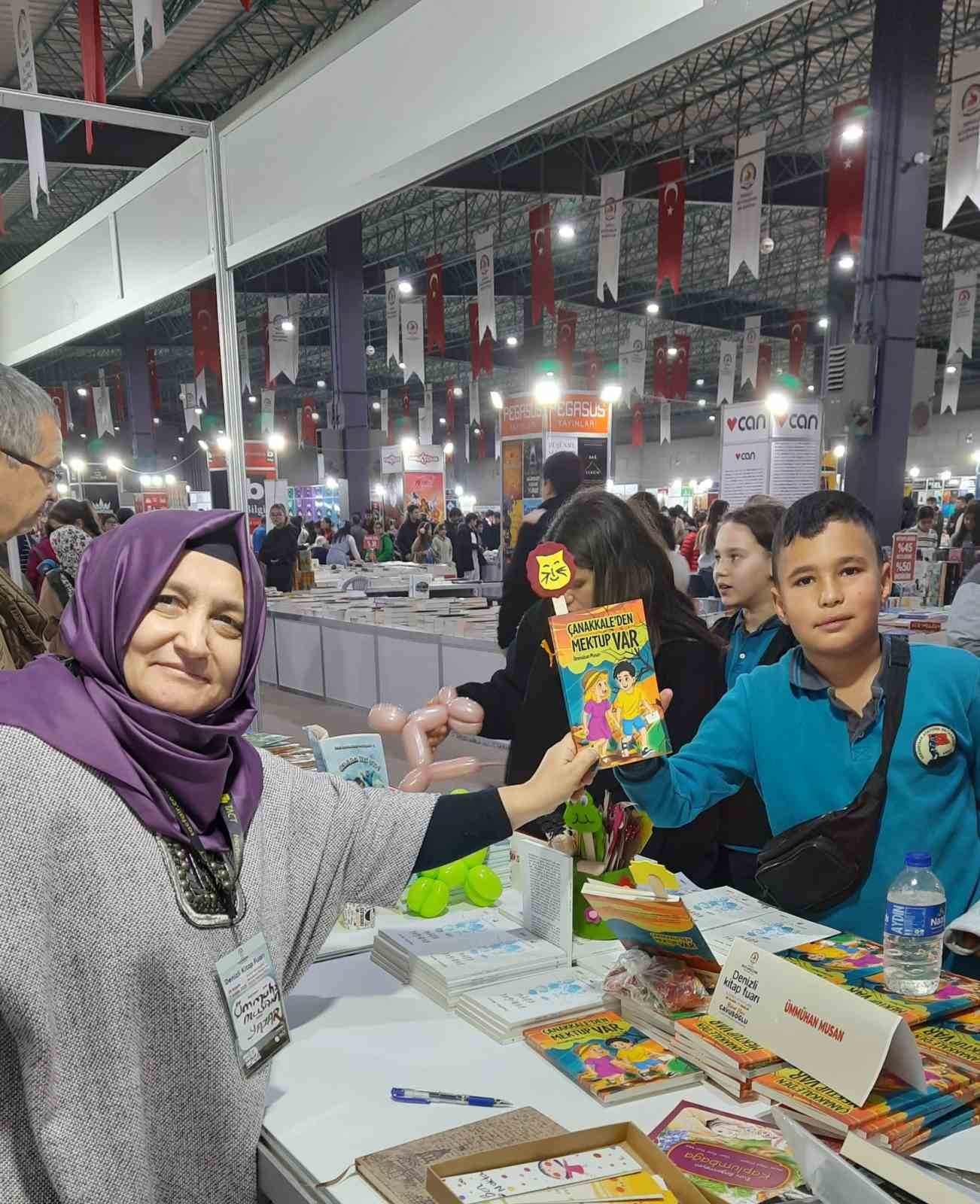 Yazar öğretmen kitap fuarında öğrencilerle buluştu
