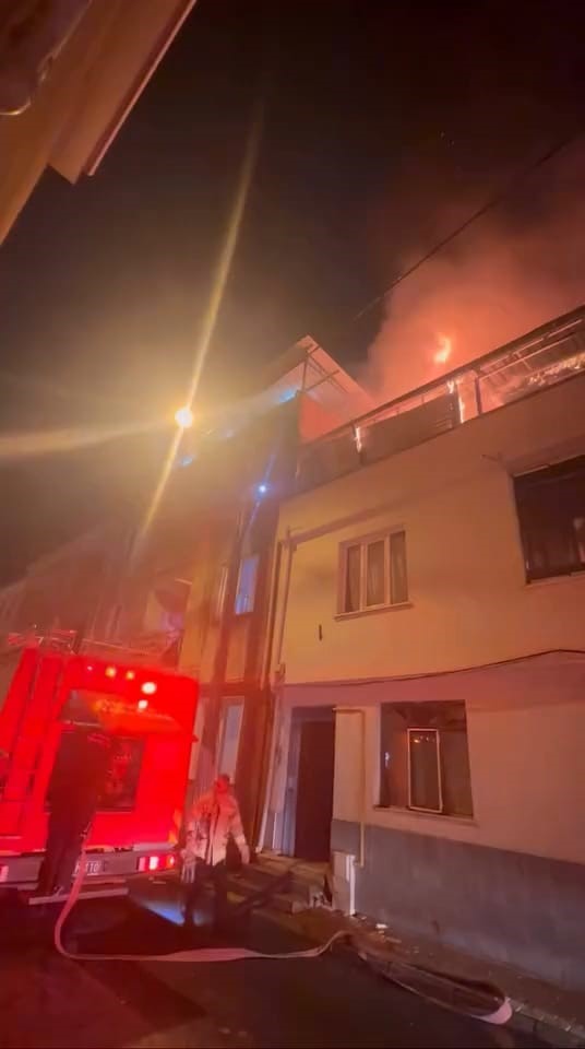 Bursa&rsquo;da binanın &ccedil;atısında &ccedil;ıkan yangın korkuttu
