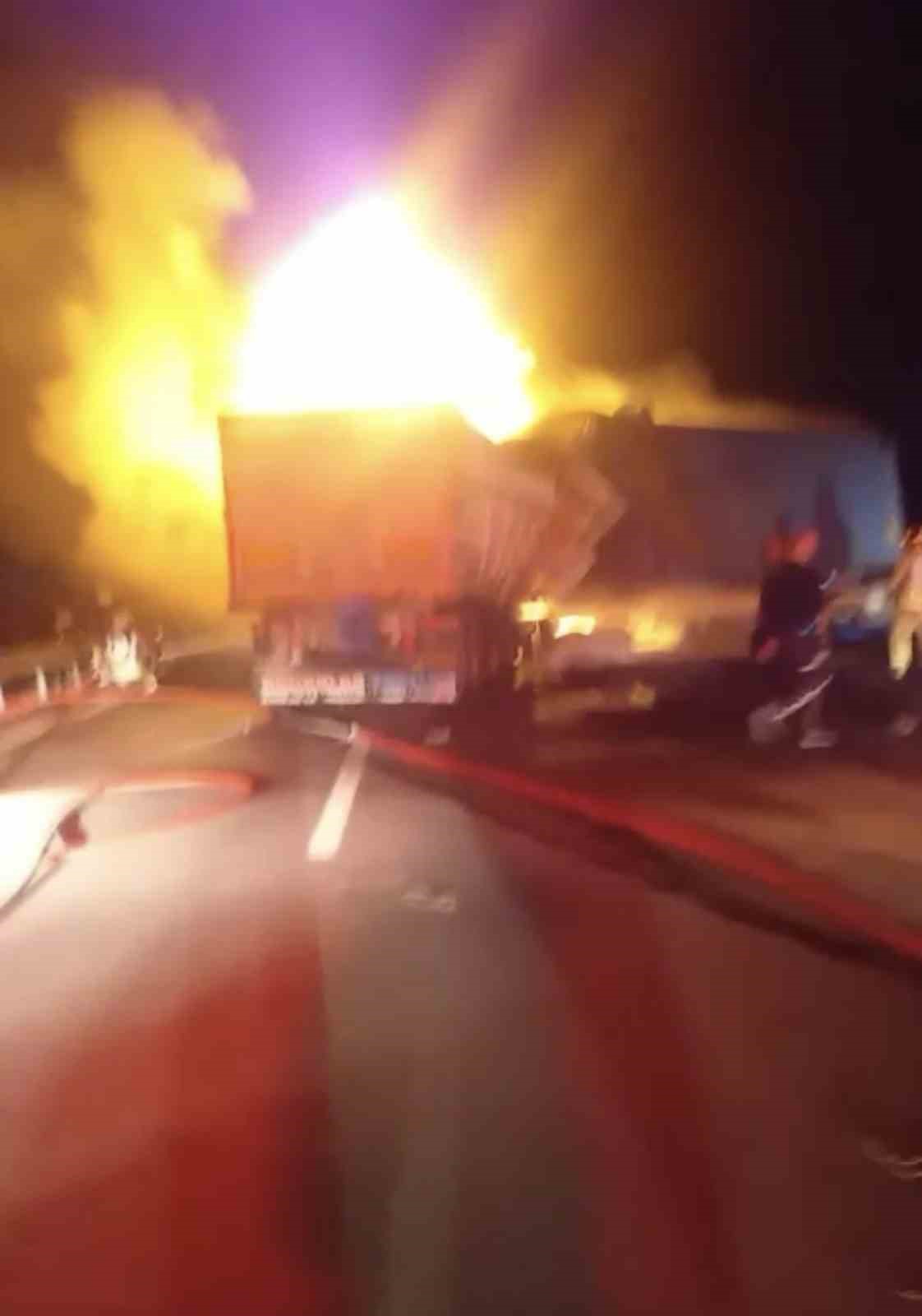 Manisa&rsquo;da kaza yapan tırlar alev aldı
