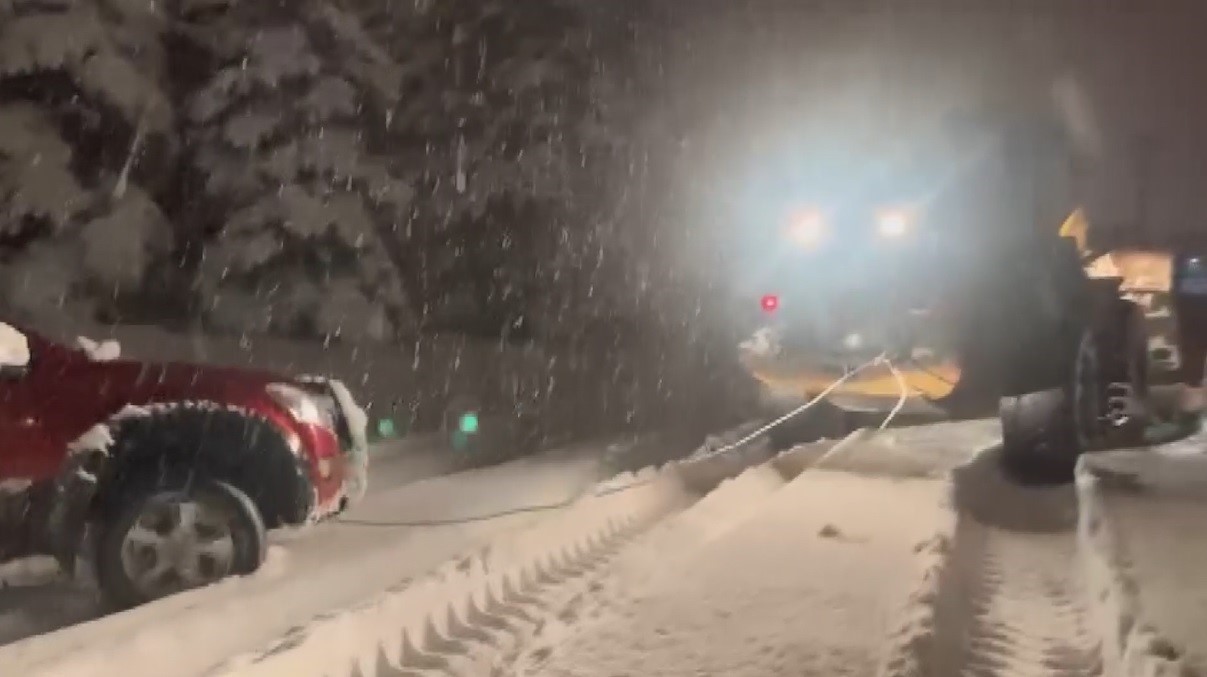 Kars&rsquo;ta yolda mahsur kalan aracın yardımına &ouml;zel idare ekipleri yetişti
