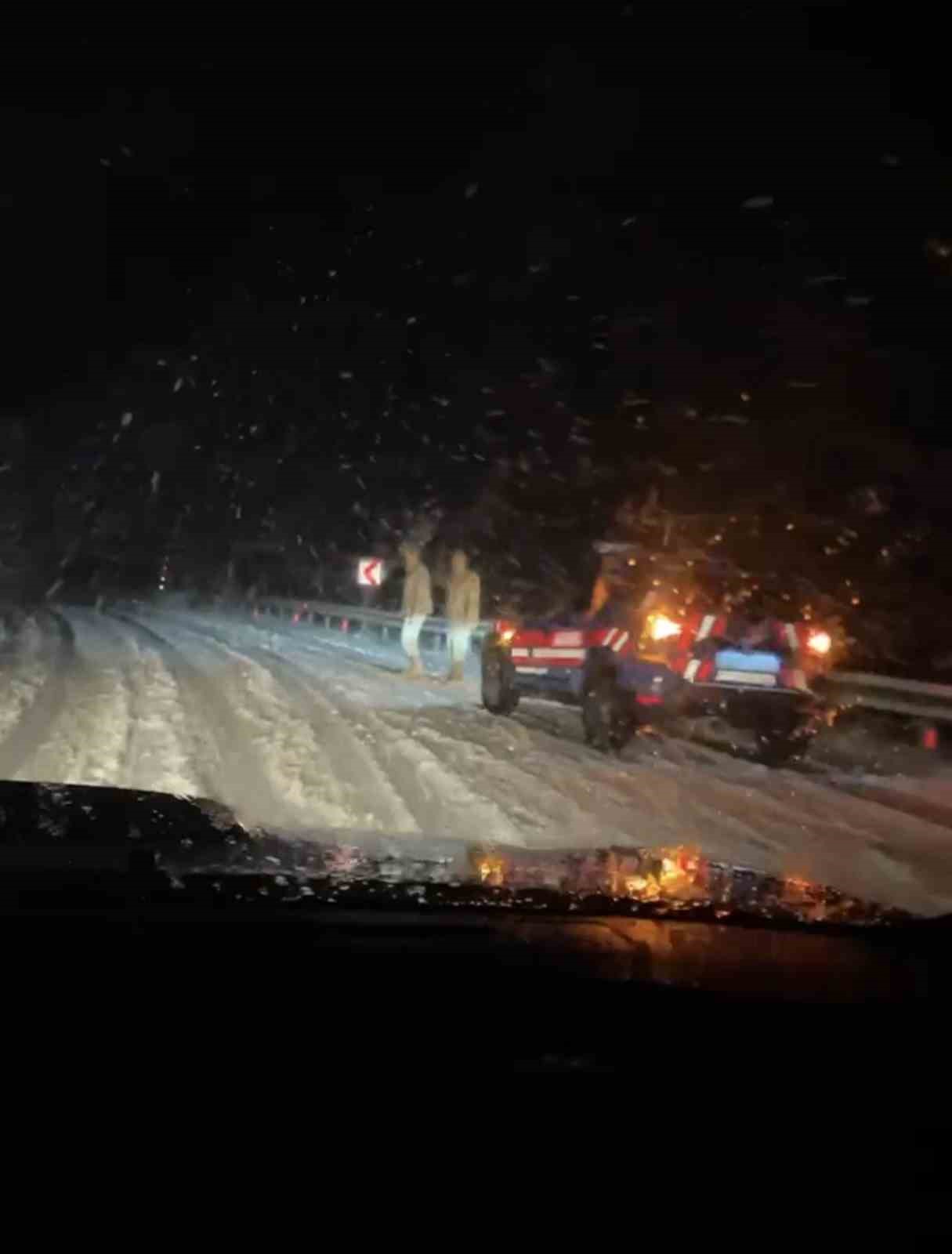 Muş-Bulanık yolunda ulaşıma kar engeli: Jandarma ekipleri rampada mahsur kalan ara&ccedil;ları tek tek kurtardı
