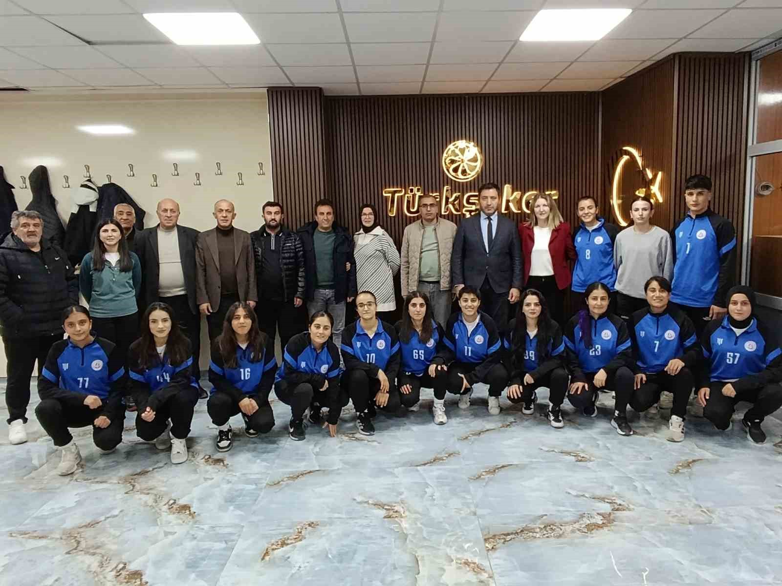 Ağrı’da kadın futbol takımına moral yemeği
