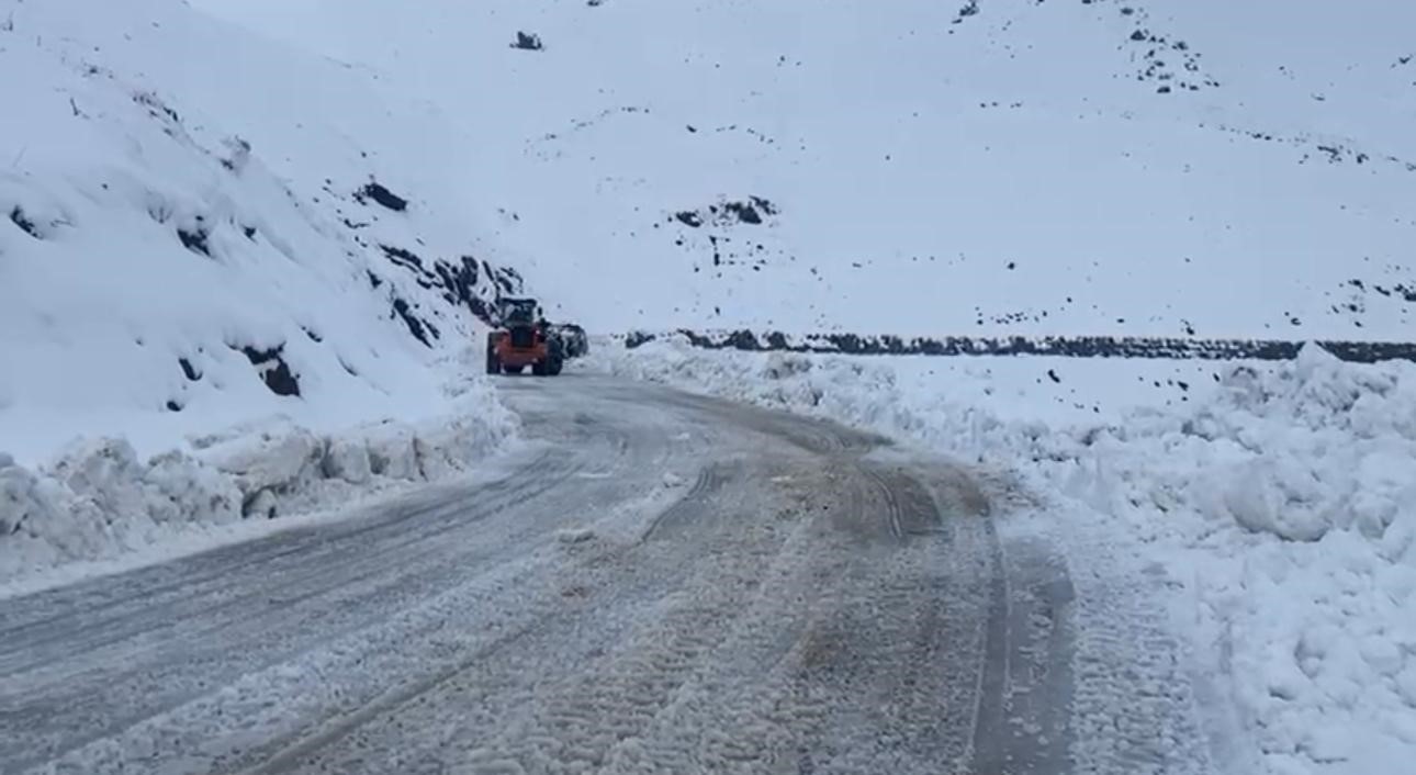 Şırnak&rsquo;ta karlı yollar a&ccedil;ılıyor

