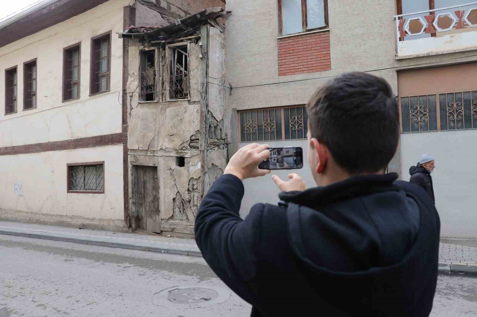 İki bina arasında sıkışan 2 metre enindeki metruk ev dikkat çekiyor