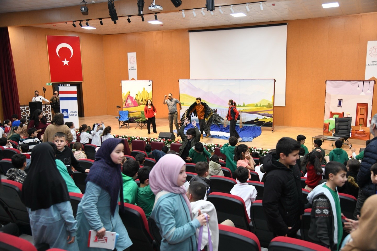 Osmaniye&rsquo;de minikler "Ronnie-G&ouml;ldeki Fısıltı" oyunuyla tiyatro ş&ouml;leni yaşadı
