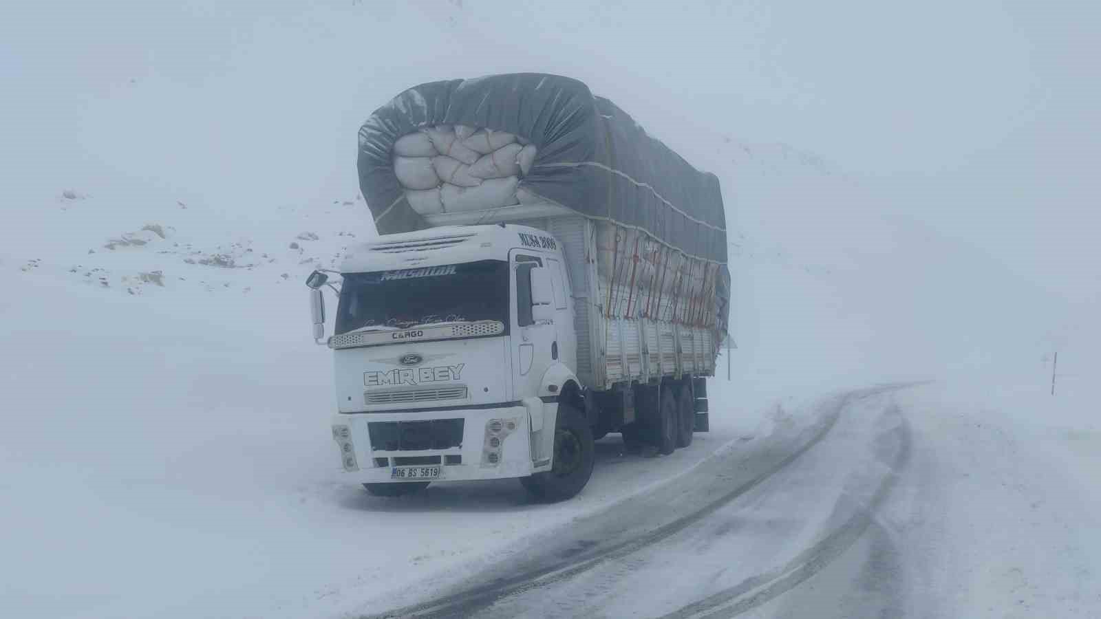 Karabet Geçidi’nde kar temizleme çalışması devam ediyor